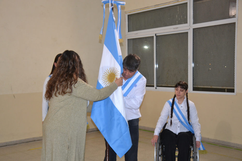 El CENS Nº 452 recibió una nueva Bandera de Ceremonia