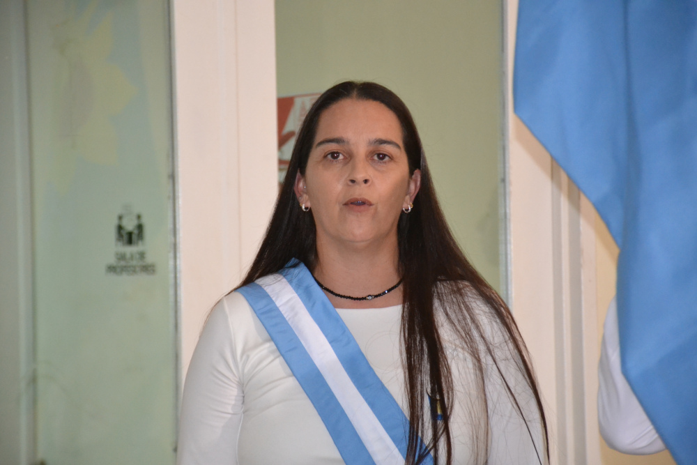 El CENS Nº 452 recibió una nueva Bandera de Ceremonia