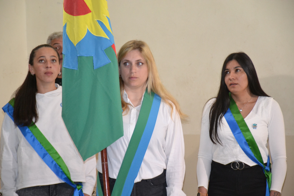 El CENS Nº 452 recibió una nueva Bandera de Ceremonia
