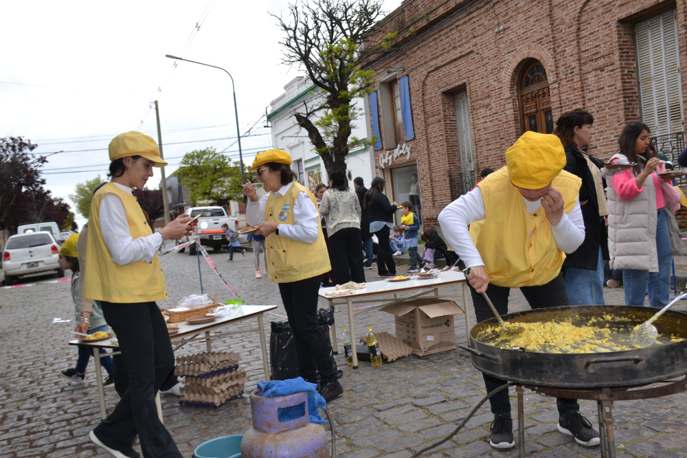 La Cofradía de la Omelette Gigante compartió su tradición con los niños del Jardín 901