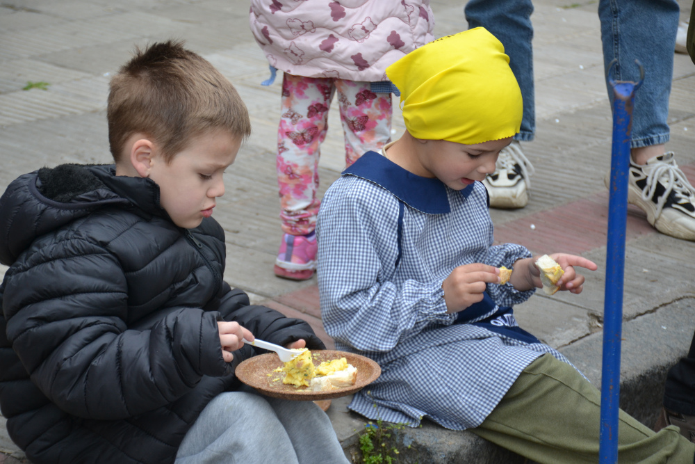 La Cofradía de la Omelette Gigante compartió su tradición con los niños del Jardín 901