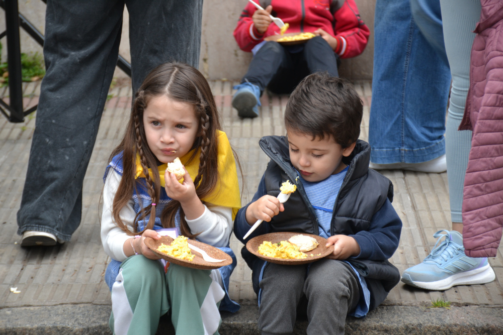 La Cofradía de la Omelette Gigante compartió su tradición con los niños del Jardín 901