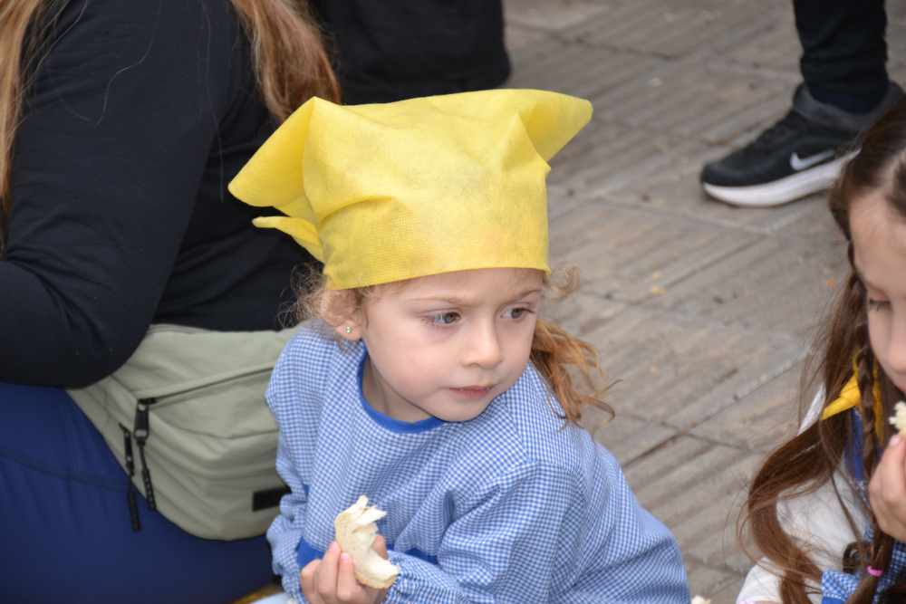 La Cofradía de la Omelette Gigante compartió su tradición con los niños del Jardín 901