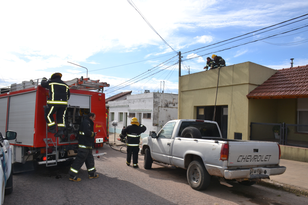 Bomberos controlaron un principio de incendio en una chimenea