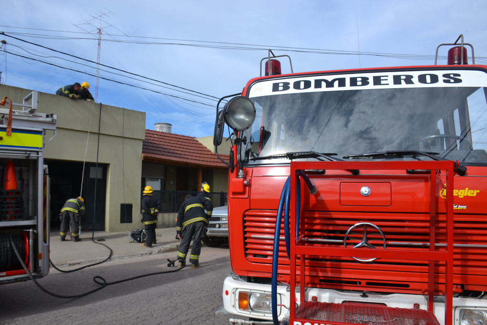 Bomberos controlaron un principio de incendio en una chimenea