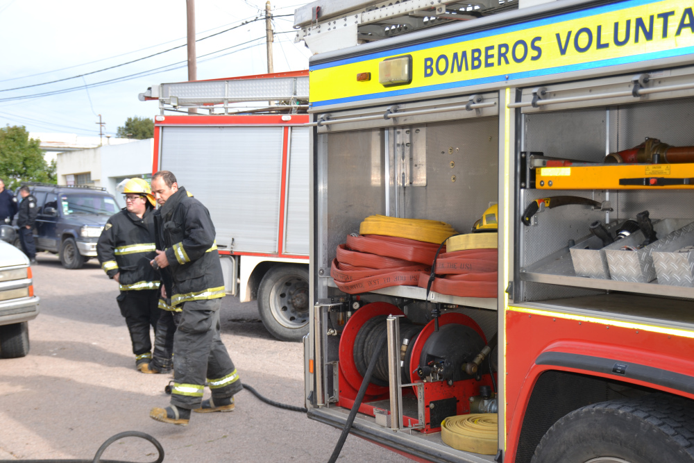 Bomberos controlaron un principio de incendio en una chimenea
