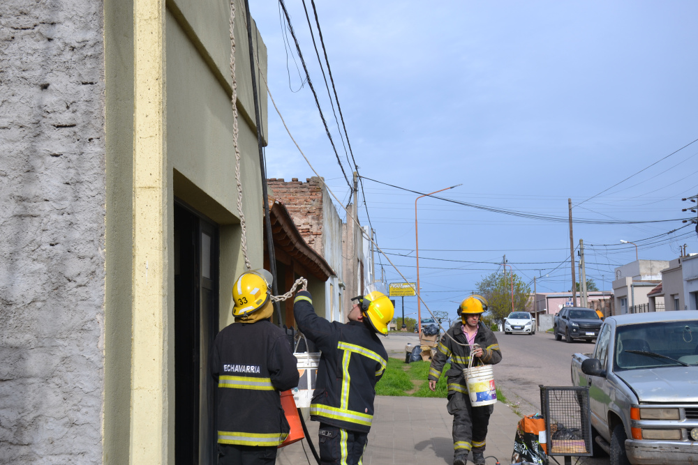Bomberos controlaron un principio de incendio en una chimenea