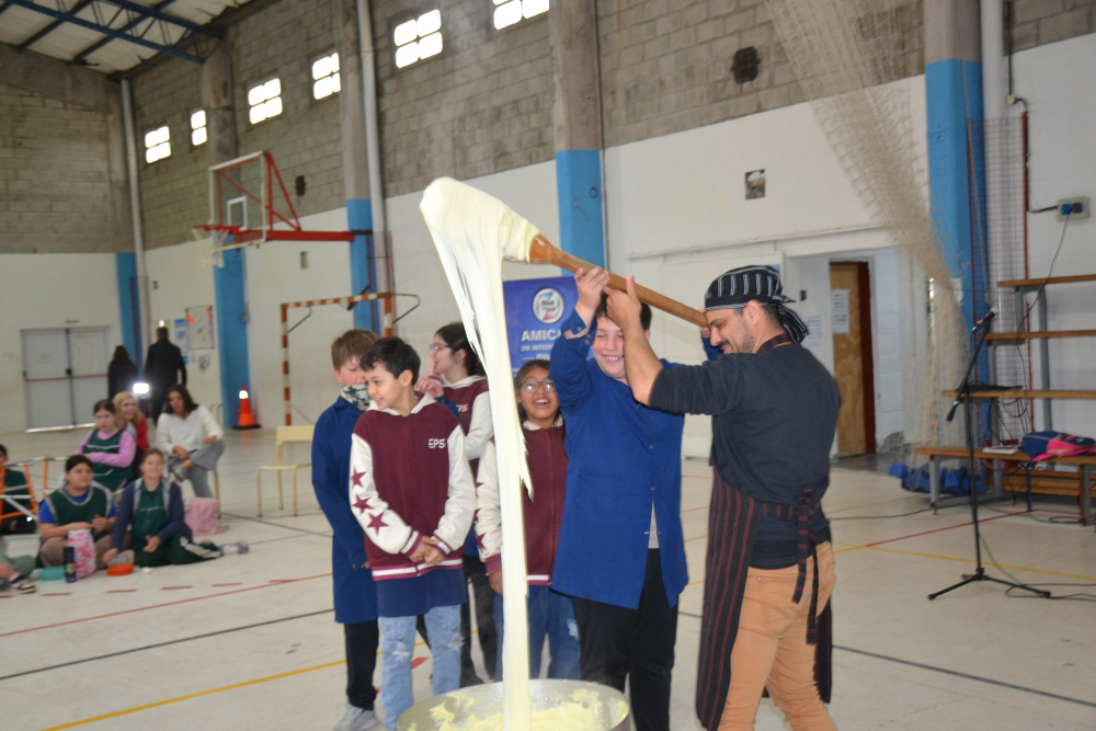 Amicale compartió la tradición del aligot con los alumnos de Pigüé