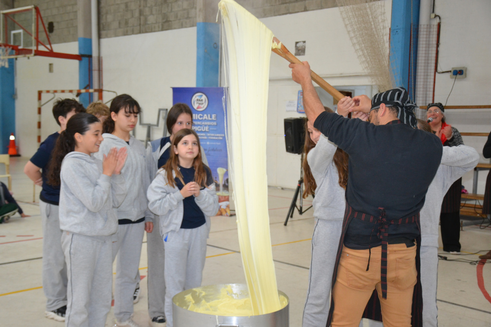 Amicale compartió la tradición del aligot con los alumnos de Pigüé