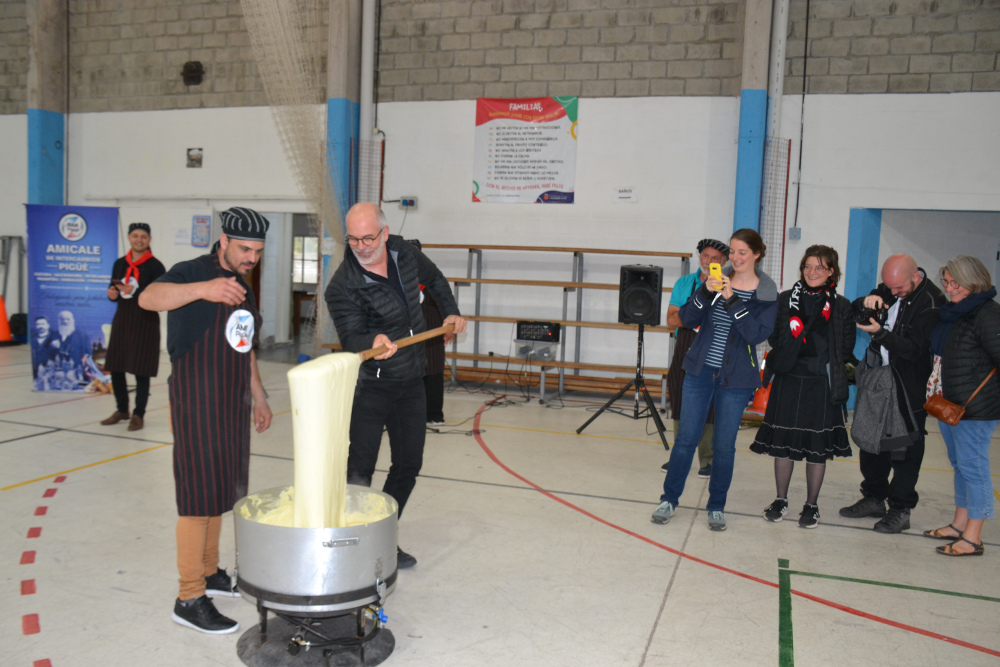 Amicale compartió la tradición del aligot con los alumnos de Pigüé