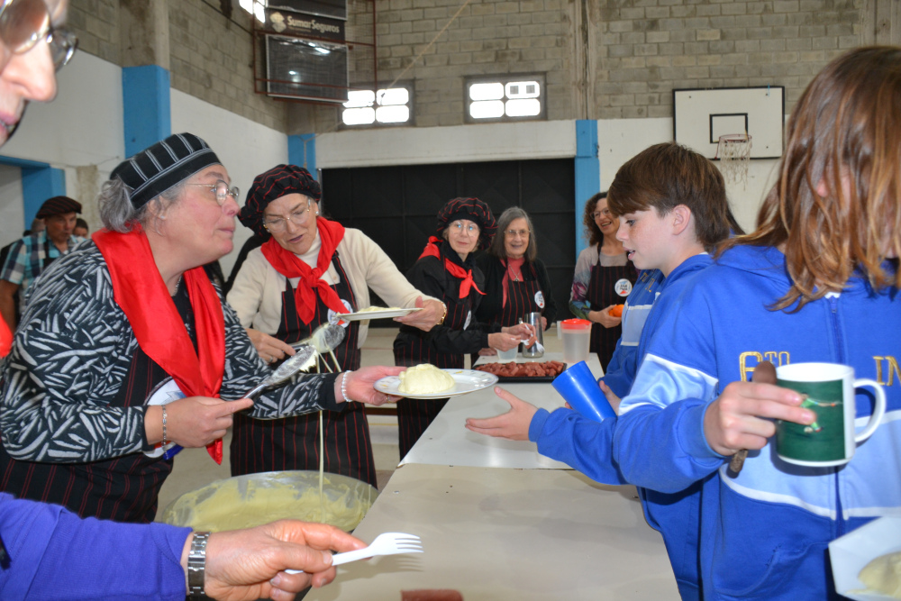 Amicale compartió la tradición del aligot con los alumnos de Pigüé