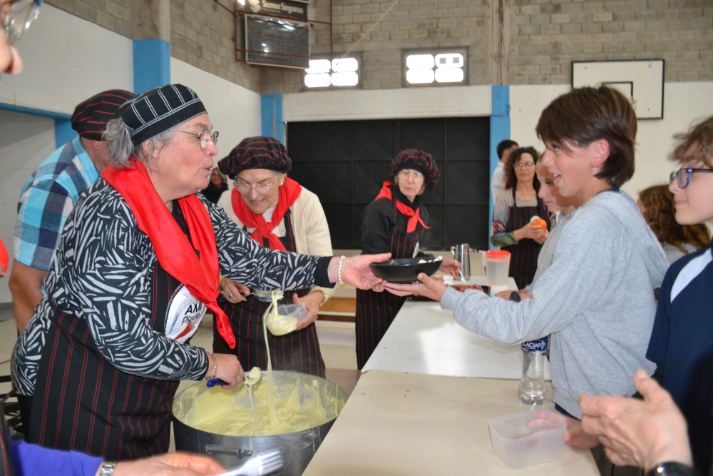 Amicale compartió la tradición del aligot con los alumnos de Pigüé