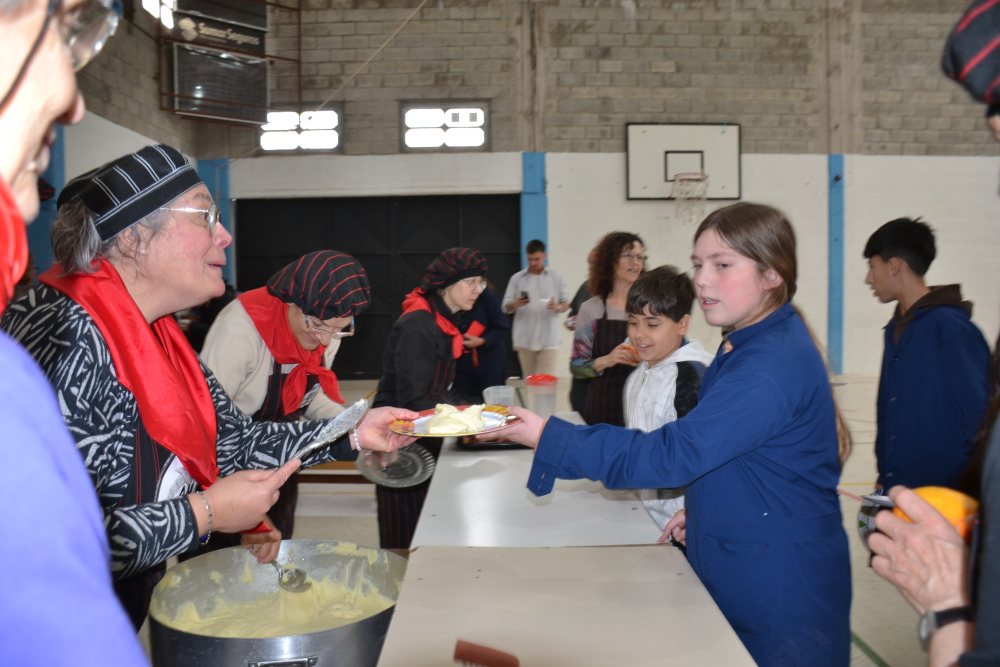 Amicale compartió la tradición del aligot con los alumnos de Pigüé