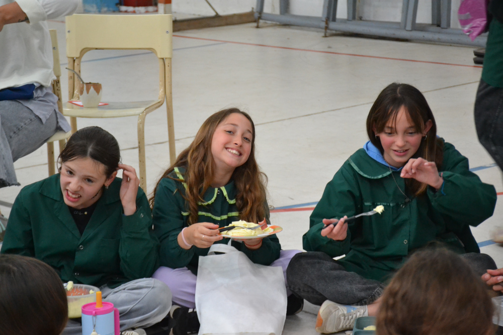 Amicale compartió la tradición del aligot con los alumnos de Pigüé