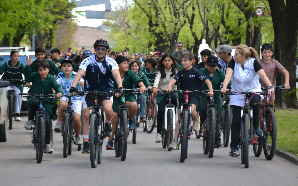 Una tarde de bicicletas y familias en la tradicional bicicaminata de la Escuela Nº 3