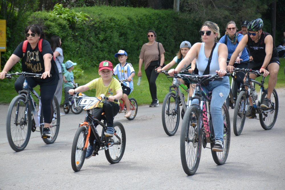 Una tarde de bicicletas y familias en la tradicional bicicaminata de la Escuela Nº 3