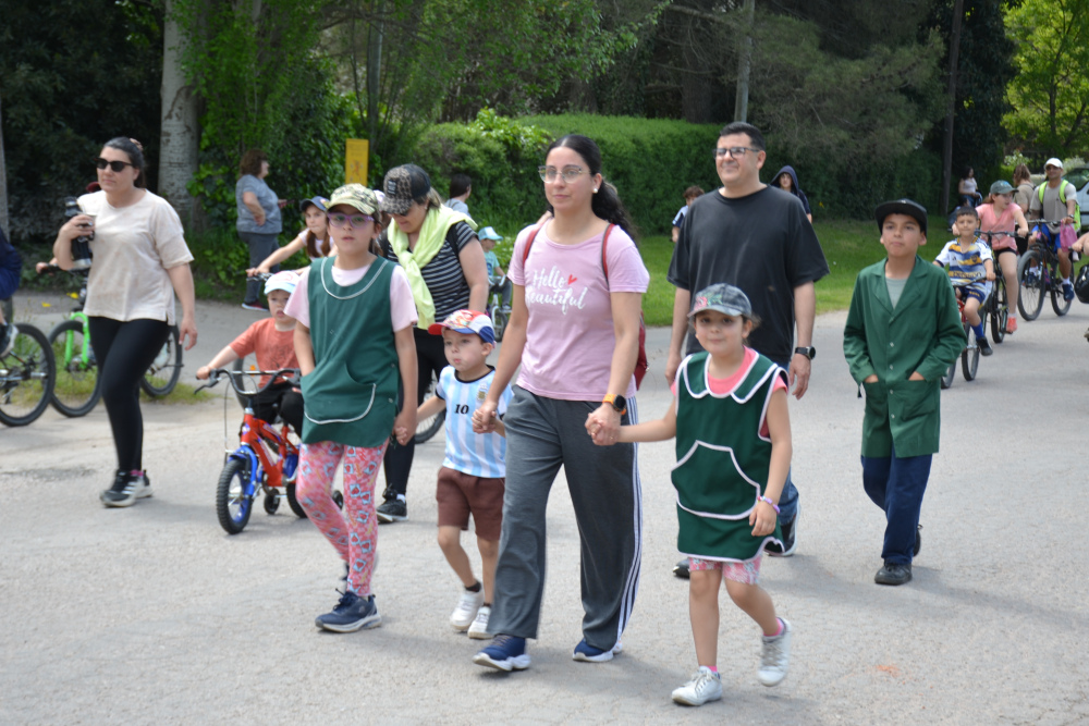 Una tarde de bicicletas y familias en la tradicional bicicaminata de la Escuela Nº 3