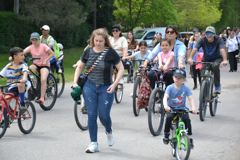 Una tarde de bicicletas y familias en la tradicional bicicaminata de la Escuela Nº 3