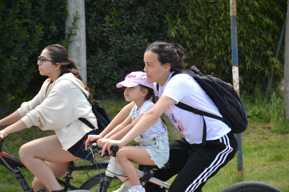 Una tarde de bicicletas y familias en la tradicional bicicaminata de la Escuela Nº 3