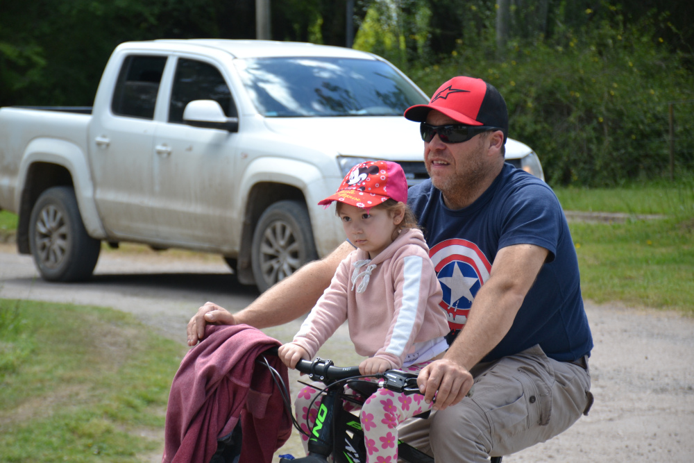 Una tarde de bicicletas y familias en la tradicional bicicaminata de la Escuela Nº 3