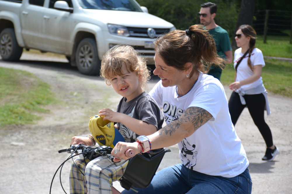 Una tarde de bicicletas y familias en la tradicional bicicaminata de la Escuela Nº 3