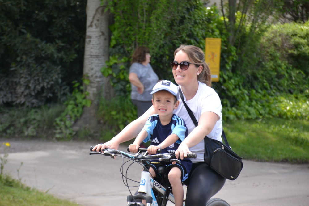 Una tarde de bicicletas y familias en la tradicional bicicaminata de la Escuela Nº 3