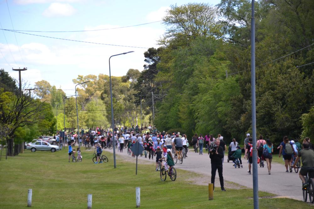 Una tarde de bicicletas y familias en la tradicional bicicaminata de la Escuela Nº 3
