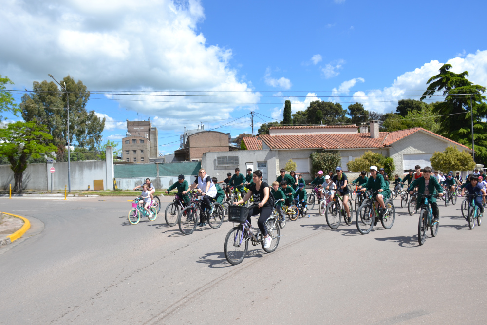 Una tarde de bicicletas y familias en la tradicional bicicaminata de la Escuela Nº 3