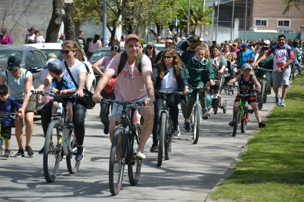Una tarde de bicicletas y familias en la tradicional bicicaminata de la Escuela Nº 3