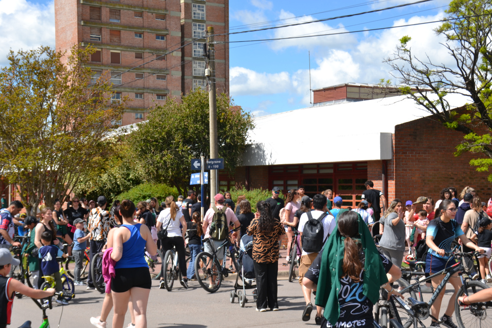 Una tarde de bicicletas y familias en la tradicional bicicaminata de la Escuela Nº 3