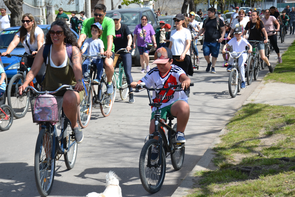 Una tarde de bicicletas y familias en la tradicional bicicaminata de la Escuela Nº 3