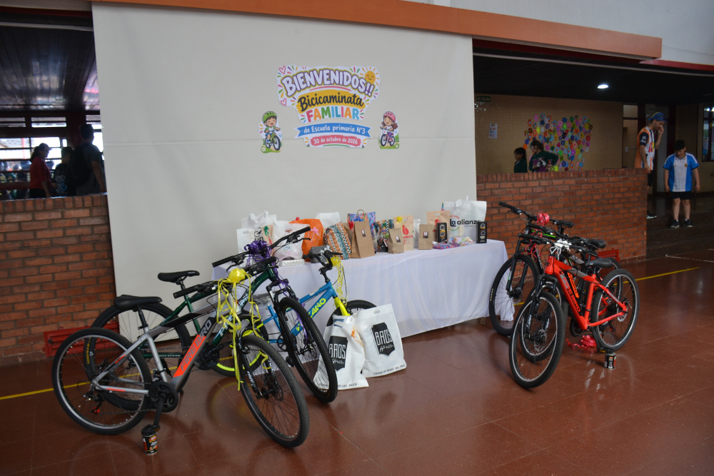 Una tarde de bicicletas y familias en la tradicional bicicaminata de la Escuela Nº 3