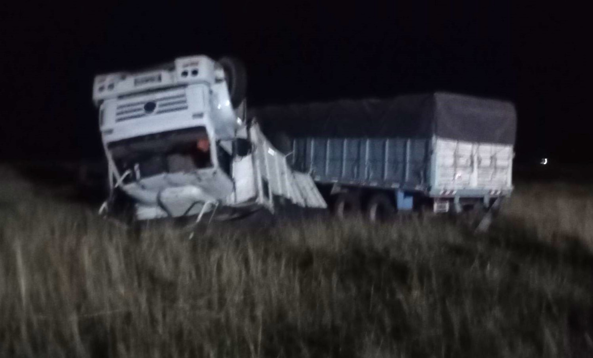 Vuelco de camión en la Ruta 33 sin heridos