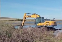 Inicio de la limpieza del canal que conecta la laguna de Saavedra/Tornquist con el Club de Pesca de Pigüé