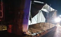 Vuelco de acoplado y derrame de cereal en Ruta 33