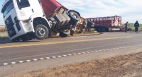 Volcó un camión cargado con ganado en Ruta Nacional 33