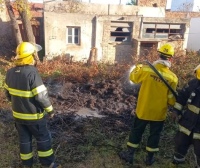 Principio de incendio en el patio de vivienda deshabitada 