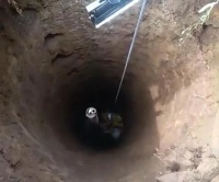 Bomberos rescataron a una persona caída en un pozo de siete metros