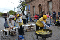 La Cofrad&iacute;a de la Omelette Gigante comparti&oacute; su tradici&oacute;n con los ni&ntilde;os del Jard&iacute;n 901