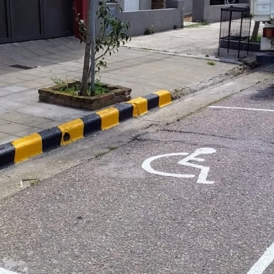 Relevamiento y repintado de los sectores de estacionamientos para discapacidad
