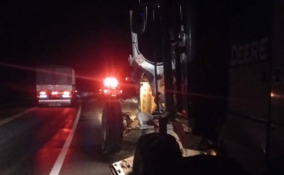 Bomberos asistieron a un camión detenido en la cinta asfáltica por fallas mecánicas