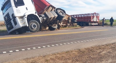 Volcó un camión cargado con ganado en Ruta Nacional 33