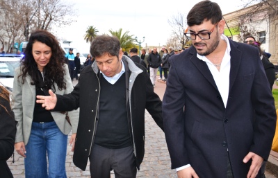 Kicillof visitó Pigüé: entregó ambulancia, patrulleros y firmó escrituras junto al intendente Nebot