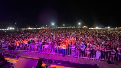 Amar Azul coronó los festejos del aniversario ante una multitud