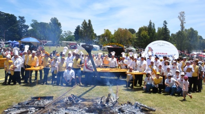 La Omelette Gigante volvió a brillar en su 26ª edición y convocó a miles en el Parque Municipal