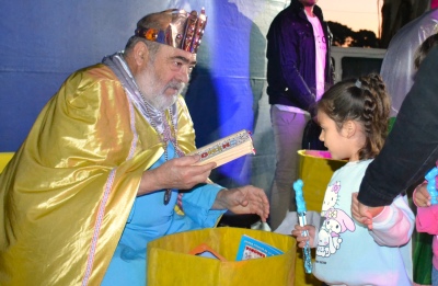 Con regalos y sonrisas, los Reyes Magos visitaron Pig&uuml;&eacute;