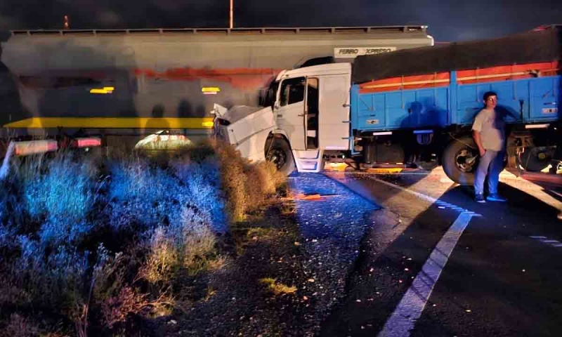 Ruta 33: camión chocó contra un tren a metros del acceso a Goyena