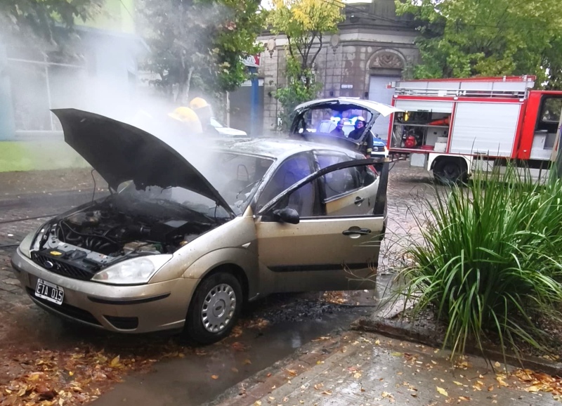 Incendio de un vehículo en Ciudad de Rodez e Irigoyen