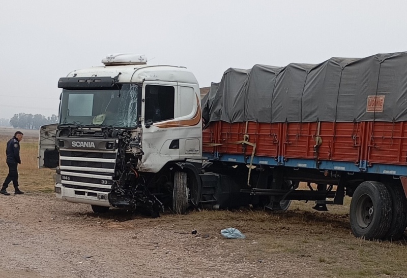 Choque entre camiones en Ruta 33 y 60: sin heridos