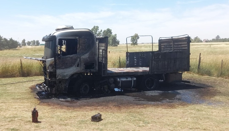 Un camión se incendió cerca de la estación de servicio Shell: importantes pérdidas materiales